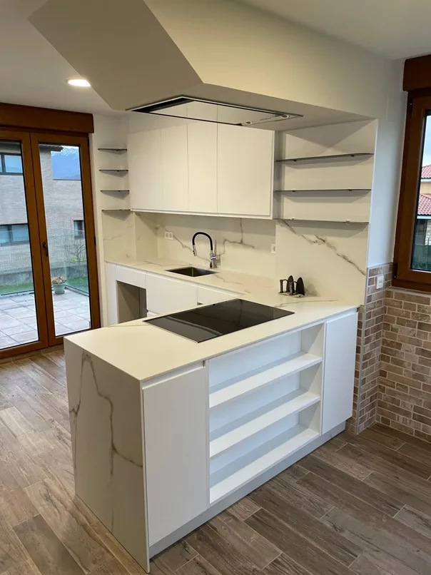 Cocina con mobiliario realizado a medida