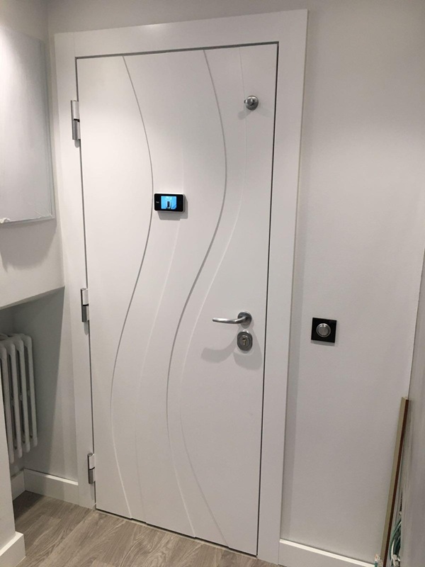 Puerta de carpintería en acabado blanco
