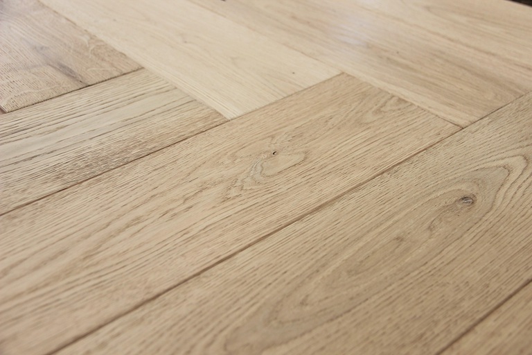 Pavimento de madera en un espacio interior