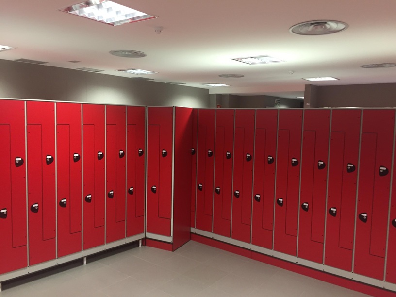 Equipamiento de vestuarios taquillas en L con puertas fenólicas rojas y cerradura de seguridad para centros deportivos y colectividades