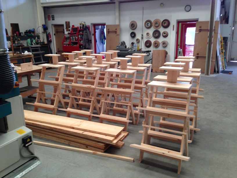 Proceso de fabricación a gran escala en nuestro taller de carpintería. Estructuras de madera listas para su fase final de acabado