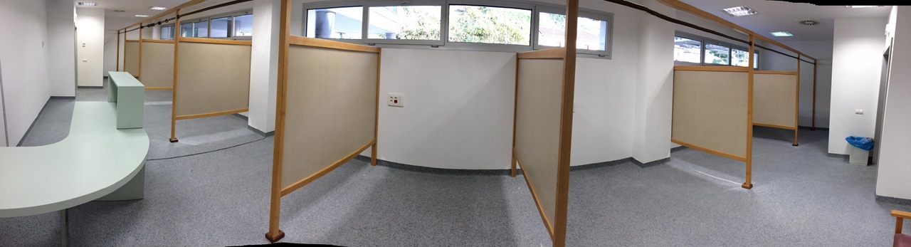 Proyecto de adecuación para oficinas mamparas divisorias de madera y mostrador de recepción curvo fabricados e instalados a medida