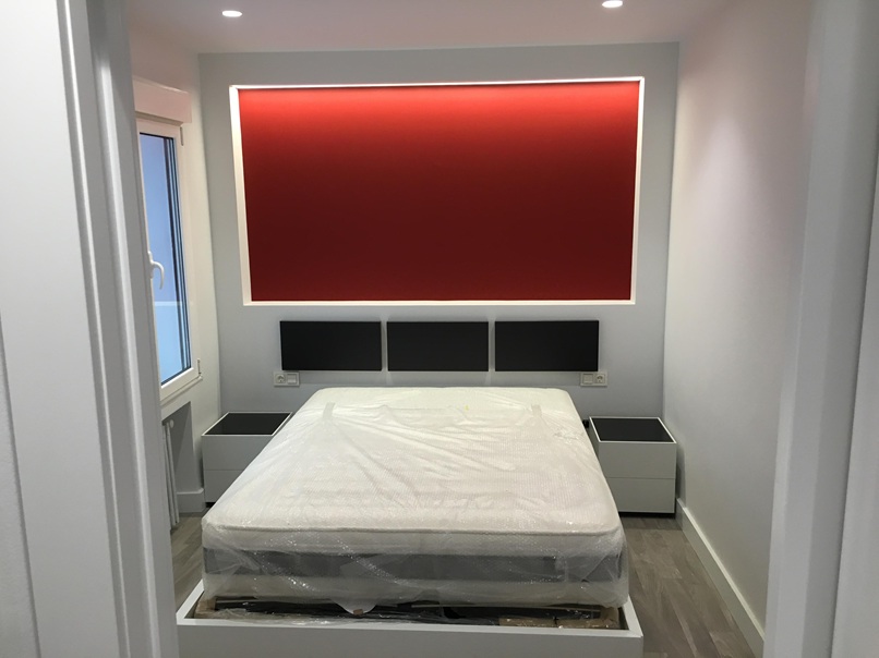 Conjunto de dormitorio principal hecho a medida canapé lacado en blanco, mesillas a juego y hornacina de cabecero con iluminación ambiental