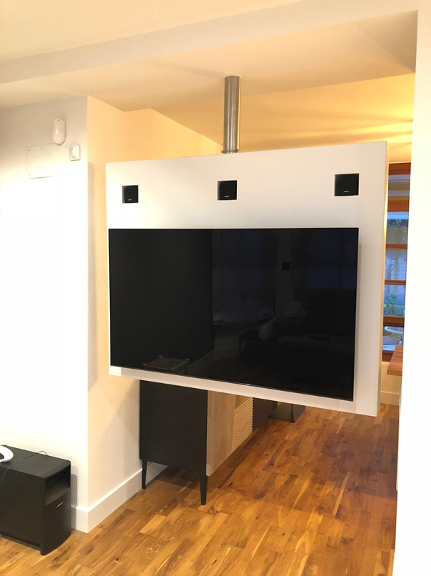 Mueble de TV suspendido a medida. Integración audiovisual y separación de ambientes